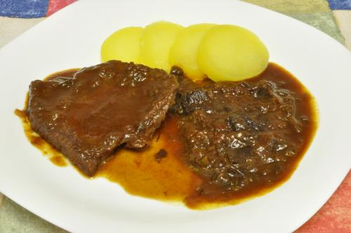 Jak uvařit hovězí na švestkách? Snadné recept, připravený za 45 - 60 minut